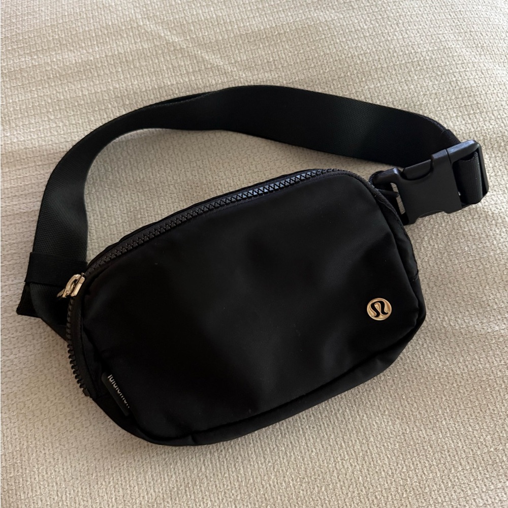 lululemon belt bag - black with gold hardware